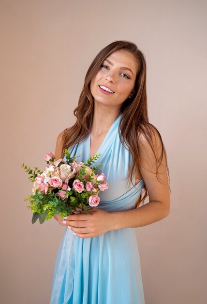 Magnífico retrato de dama de honor con flor boquete