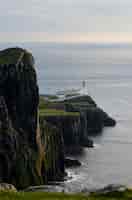 Foto gratuita magníficos acantilados en neist point en la isla de skye en escocia