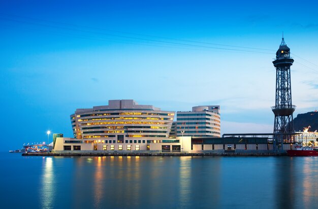 Maing edificio de Port Vell en la noche