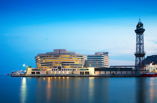 Maing edificio de Port Vell en la noche