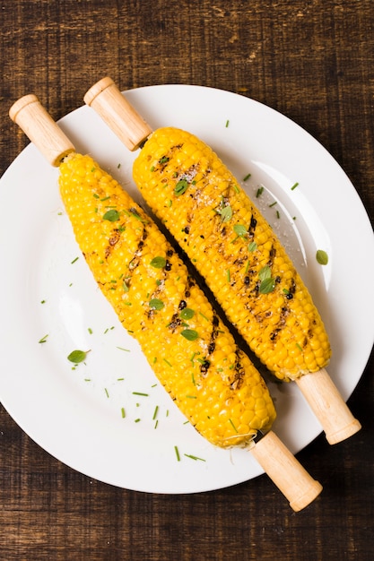 Maíz a la plancha en un plato blanco