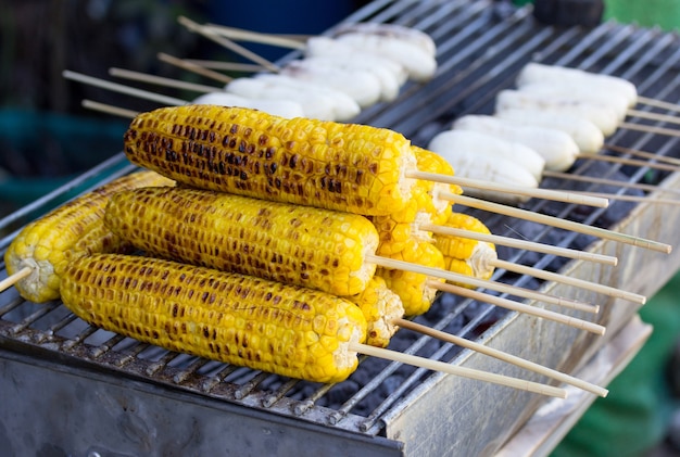 Foto gratuita maíz y plátano a la parrilla o asado, postre tailandés