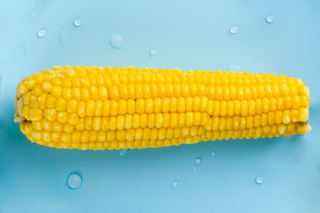 Foto gratuita maíz en primer plano con gotas de agua