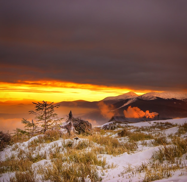 Foto gratuita majestuosa puesta de sol en las montañas.