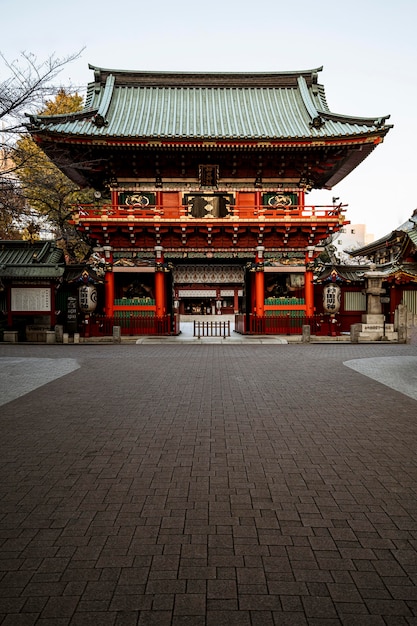 Majestuoso templo de madera tradicional japonés