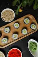 Foto gratuita maki de aguacate con arroz, wasabi, jengibre y semillas de sésamo