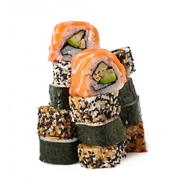 Foto gratuita maki sushi aislado en blanco