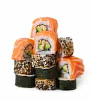 Foto gratuita maki sushi aislado en blanco