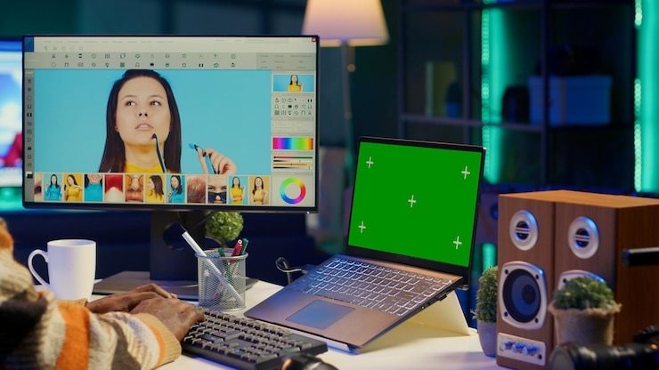 Photo Gratis male graphic artist using essential digital tools next to isolated mockup screen