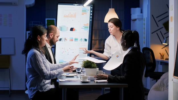 Foto gratuita malestar decepcionada empresaria entrando en la sala de reuniones de la oficina a altas horas de la noche