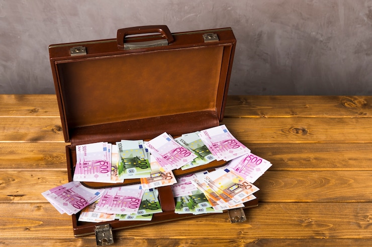 Foto gratuito maleta abierta de alto ángulo con dinero.