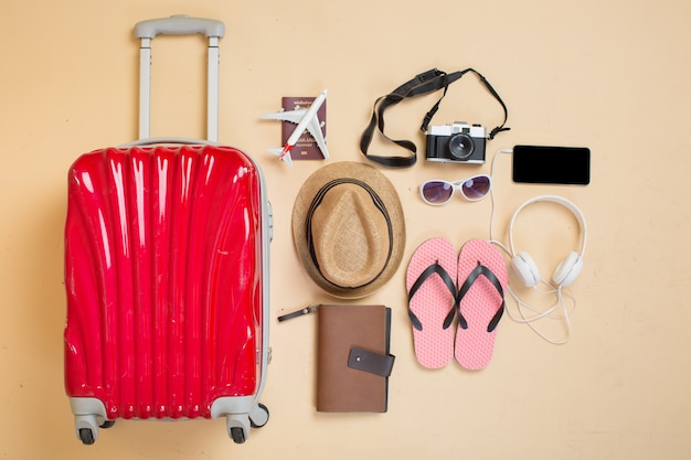 maleta con accesorios de viajero