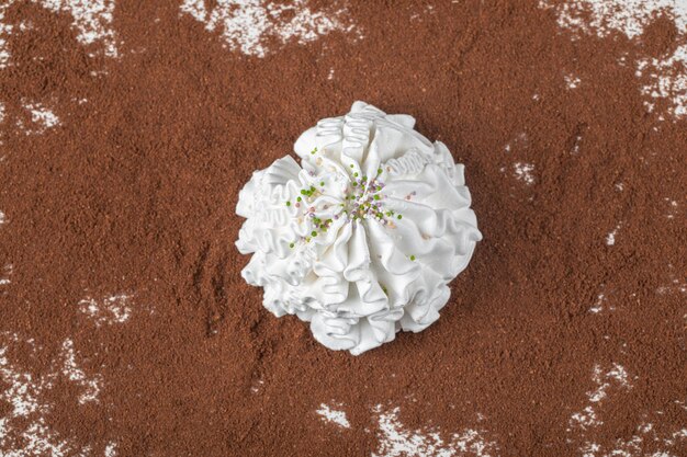 Un malvavisco blanco sobre una mezcla de café en polvo.