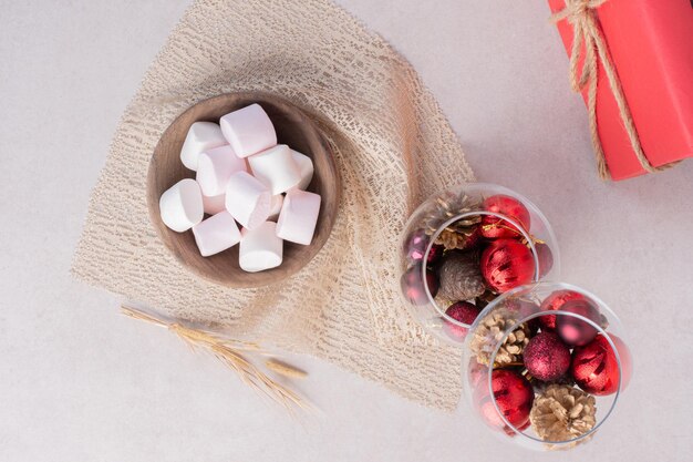 Malvaviscos dulces sobre tabla de madera.