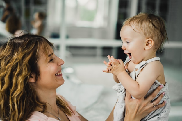 mamá abraza y besa al pequeño hijo