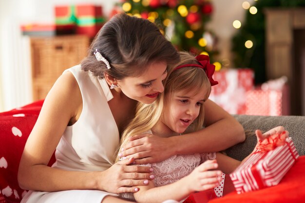 Mamá abraza a su princesita