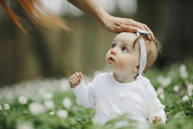 Mamá acaricia a su pequeña hija