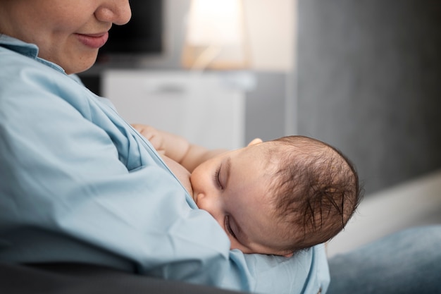 Foto gratuita mamá amamantando suavemente a su hijo