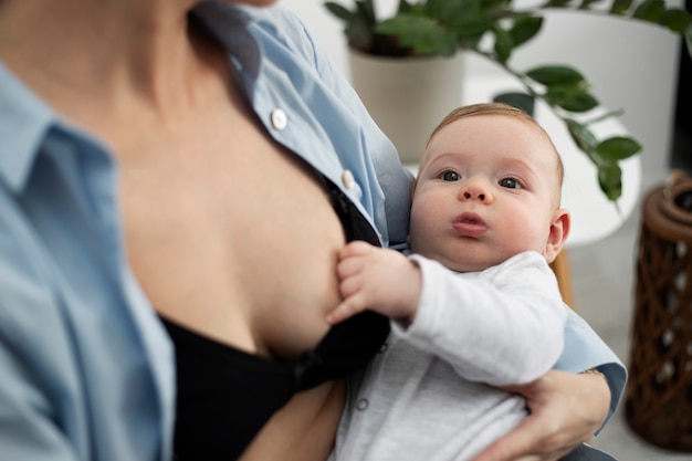 Foto gratuita mamá amamantando suavemente a su hijo