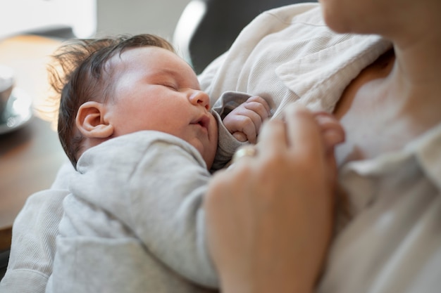 Mamá amamantando suavemente a su hijo