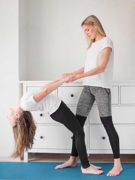 Foto gratuita mamá ayudando a la niña a entrenar