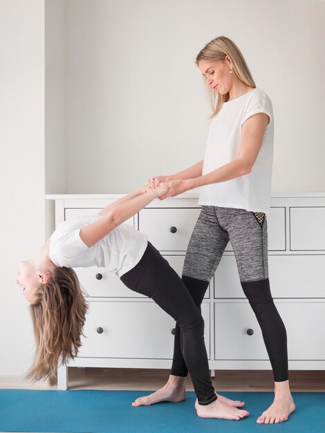 Mamá ayudando a la niña a entrenar