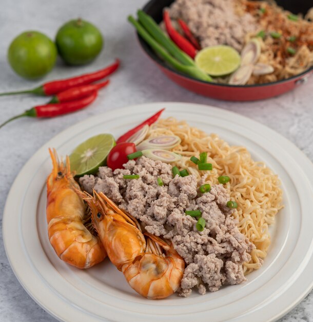 Mamá y camarones en un plato blanco.