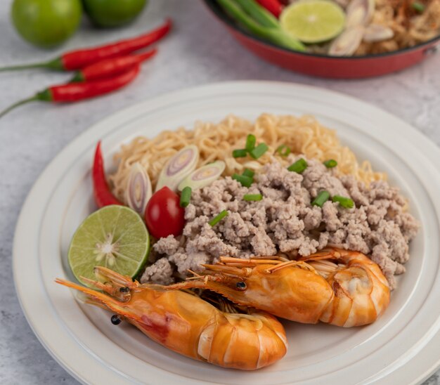 Mamá y camarones en un plato blanco.