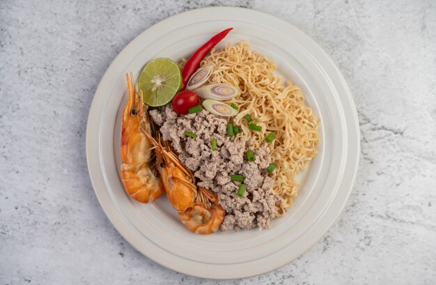 Mamá y camarones en un plato blanco.