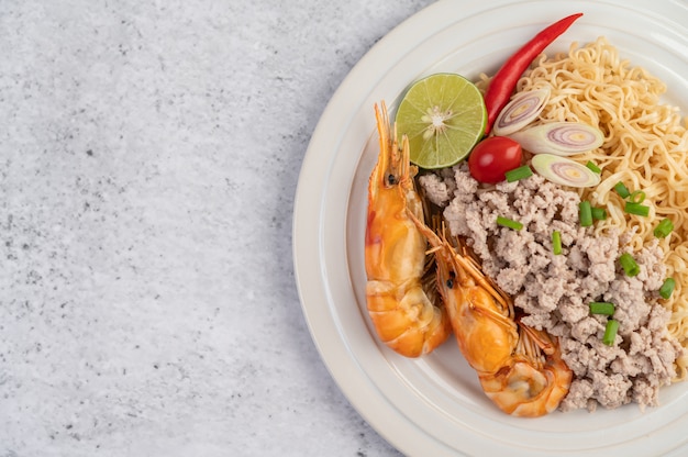 Mamá y camarones en un plato blanco.