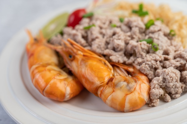 Foto gratuita mamá y camarones en un plato blanco.