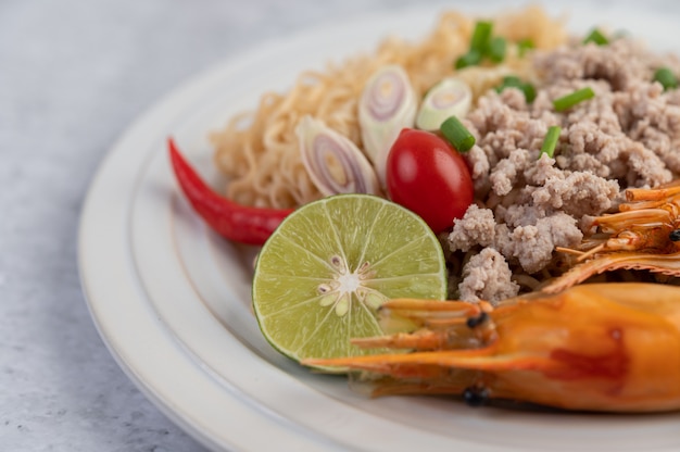 Mamá y camarones en un plato blanco.