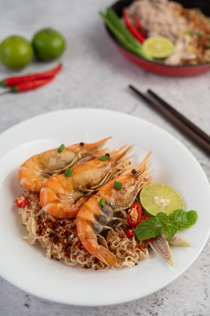 Mamá y camarones en un plato blanco.