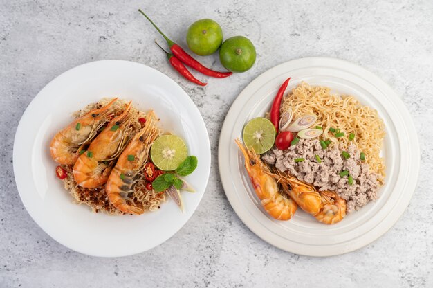 Mamá y camarones en un plato blanco.