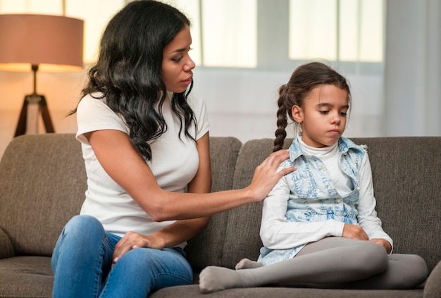 Mamá consolando a su hija molesta