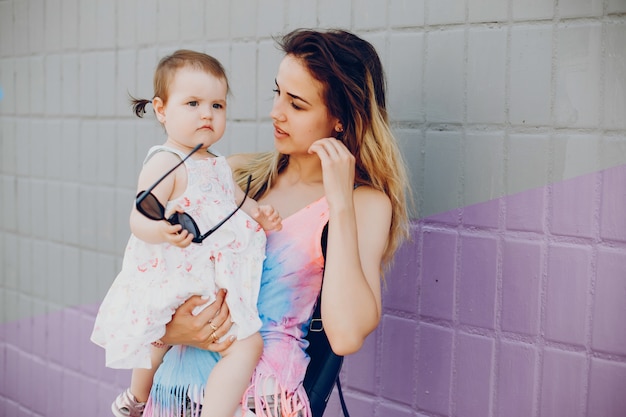 Foto gratuita mamá descansando con su hija