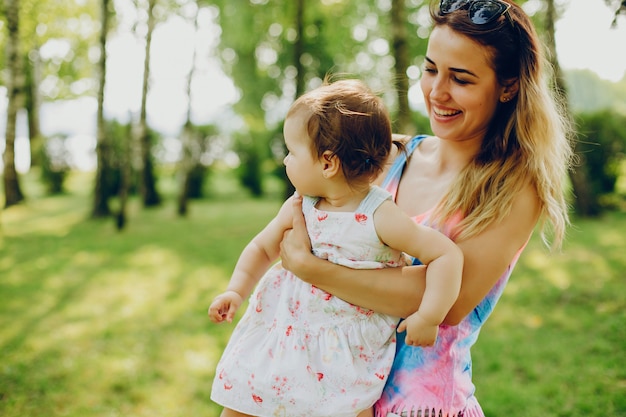 Foto gratuita mamá descansando con su hija