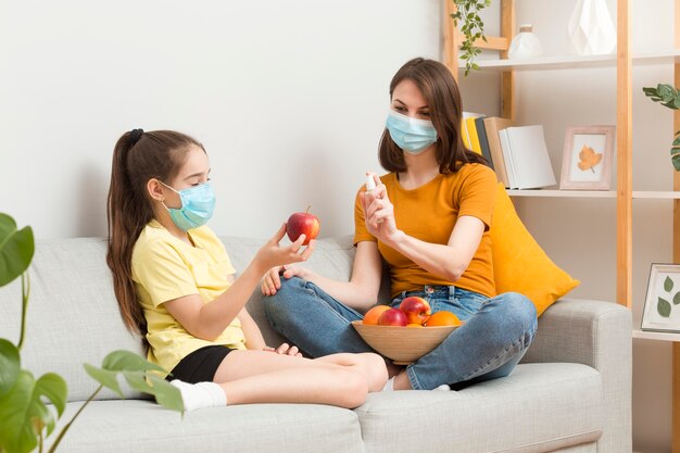 Mamá desinfecta frutas antes de comer