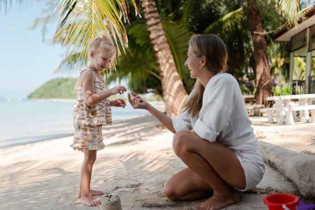 Mamá e hija disfrutando de sus soleadas vacaciones