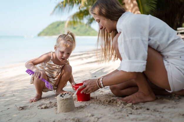 Mamá e hija disfrutando de sus soleadas vacaciones