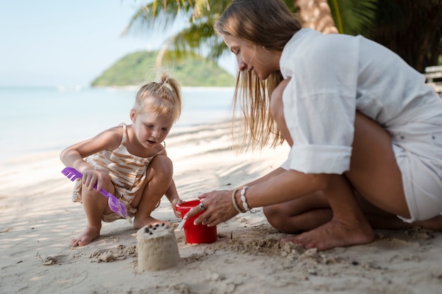 Mamá e hija disfrutando de sus soleadas vacaciones