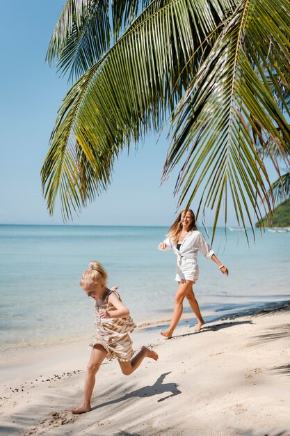 Mamá e hija disfrutando de sus soleadas vacaciones