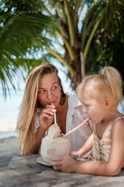 Mamá e hija disfrutando de sus soleadas vacaciones