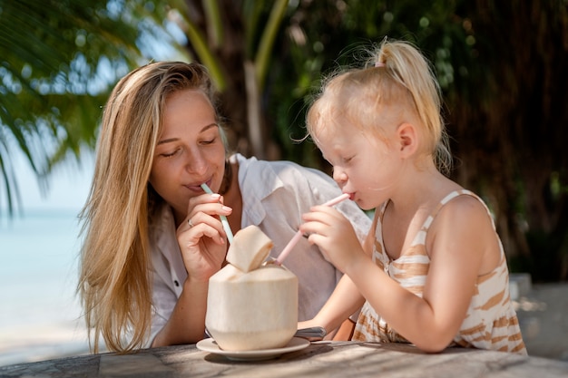 Mamá e hija disfrutando de sus soleadas vacaciones