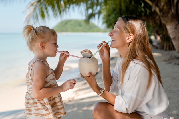 Foto gratuita mamá e hija disfrutando de sus soleadas vacaciones