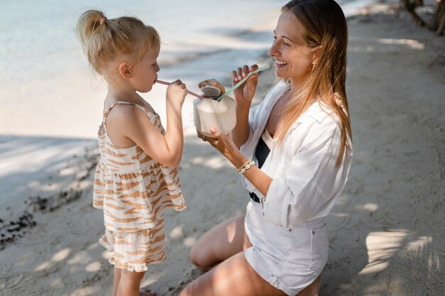 Mamá e hija disfrutando de sus soleadas vacaciones