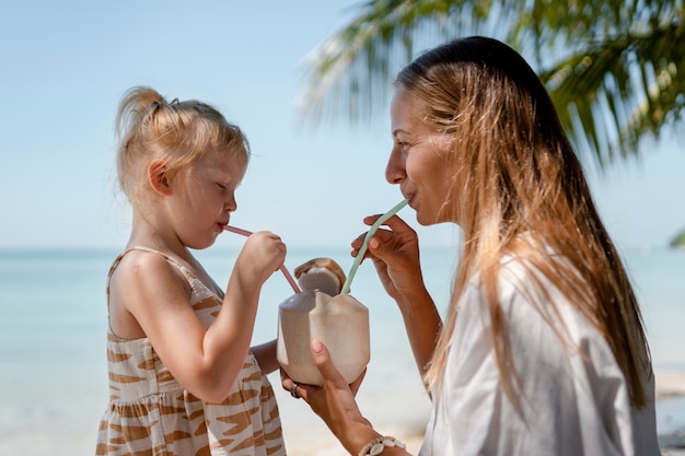 Mamá e hija disfrutando de sus soleadas vacaciones