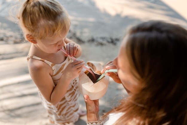 Mamá e hija disfrutando de sus soleadas vacaciones