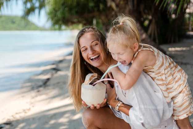 Mamá e hija disfrutando de sus soleadas vacaciones