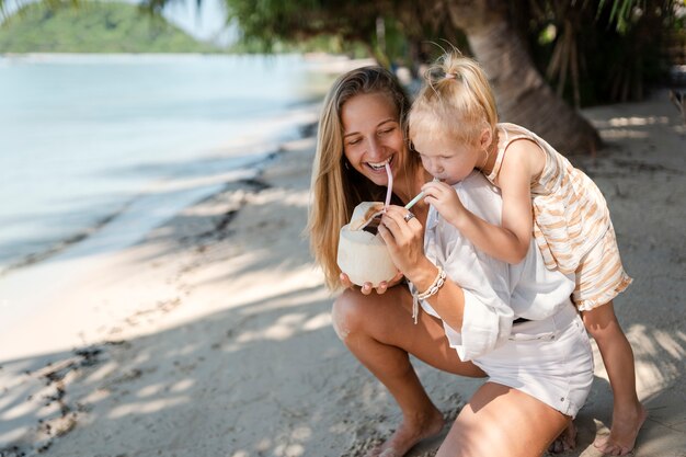 Mamá e hija disfrutando de sus soleadas vacaciones